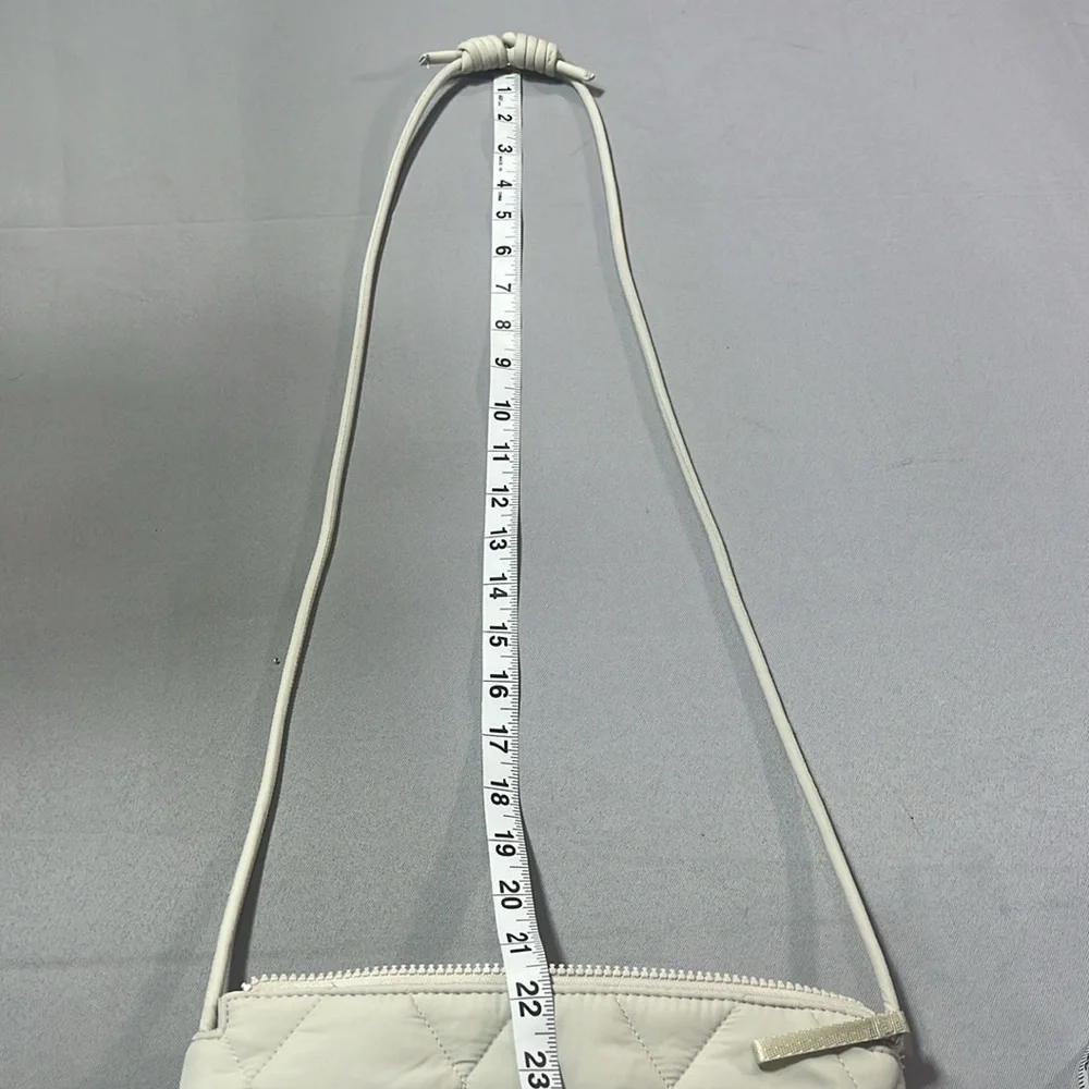 Vera Bradley taupe purse nylon quilted
CLOSET CLEAN OUT SALE! - Picture 6 of 10